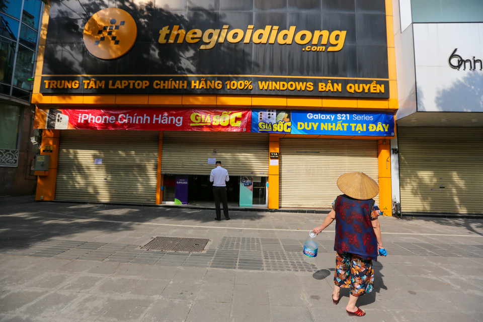 Các cửa hàng kinh doanh đồ điện tử cũng phải tạm ngưng kinh doanh, nhiều cửa hàng đã chuyển sang bán trực tuyến cho khách hàng. (Ảnh: Minh Sơn/Vietnam+)