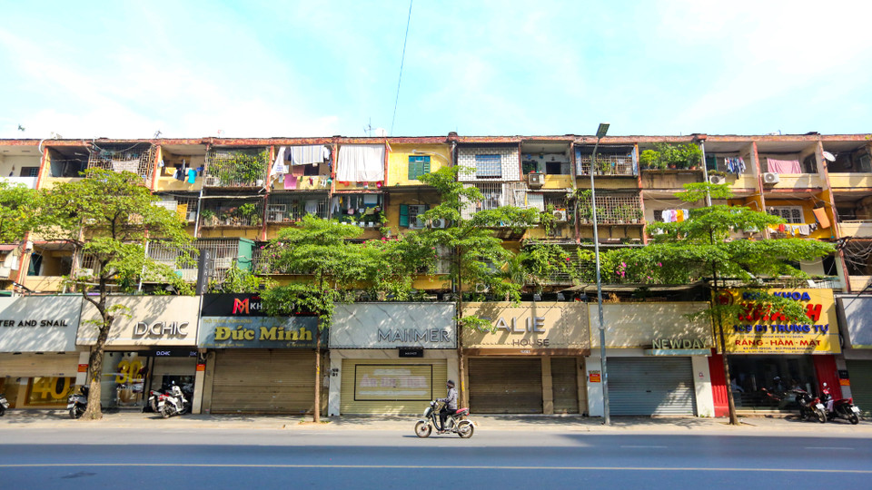 Với công điện số 15, người dân chỉ ra ngoài khi thực sự cần thiết, các dịch vụ không thiết yếu phải tạm dừng. (Ảnh: Minh Sơn/Vietnam+)