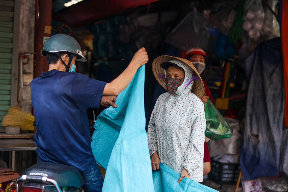 Khu vực chợ hiện tại cũng không hoạt động hết công suất khi nhiều quầy hàng kinh doanh mặt hàng không thiết yếu phải đóng cửa. (Ảnh: Minh Sơn/Vietnam+)