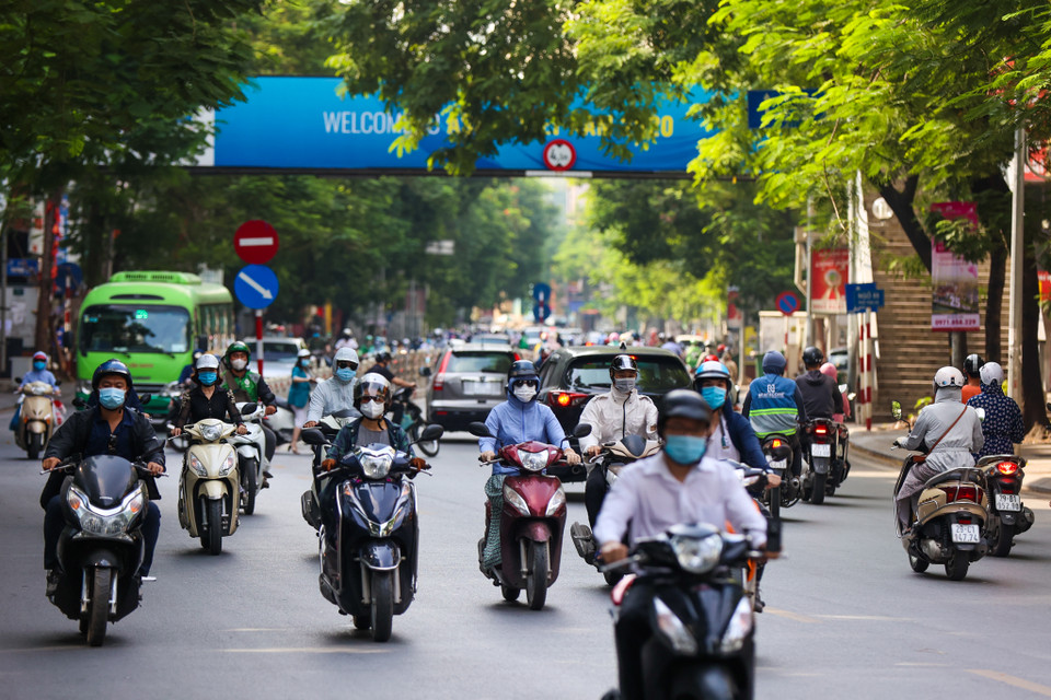 Rất đông các phương tiện lưu thông trên đường như ngày bình thường. (Ảnh: Minh Sơn/Vietnam+)