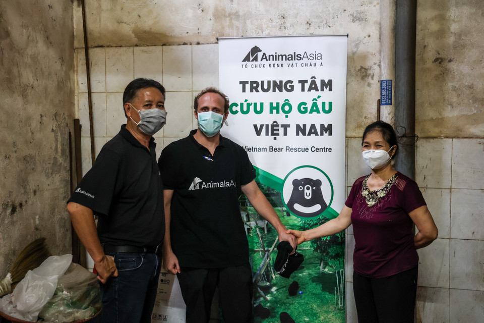 Sáng 25/6 Tổ chức Động vật Châu Á đã thực hiện cứu hộ ba cá thể gấu của một hộ gia đình nuôi lâu năm nay tự nguyện trao trả tại thành phố Lạng Sơn để đưa về Trung tâm Cứu hộ Gấu Việt Nam. (Ảnh: Hoàng Đạt/Vietnam+)