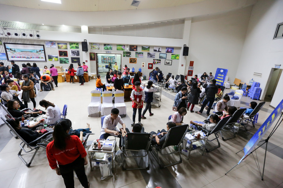 Điều đáng mừng trong những ngày vừa qua, sau khi biết được thông tin, hàng trăm người dân đã có mặt tại Viện Huyết học để tham gia hiến máu. (Ảnh: Minh Sơn/Vietnam+)