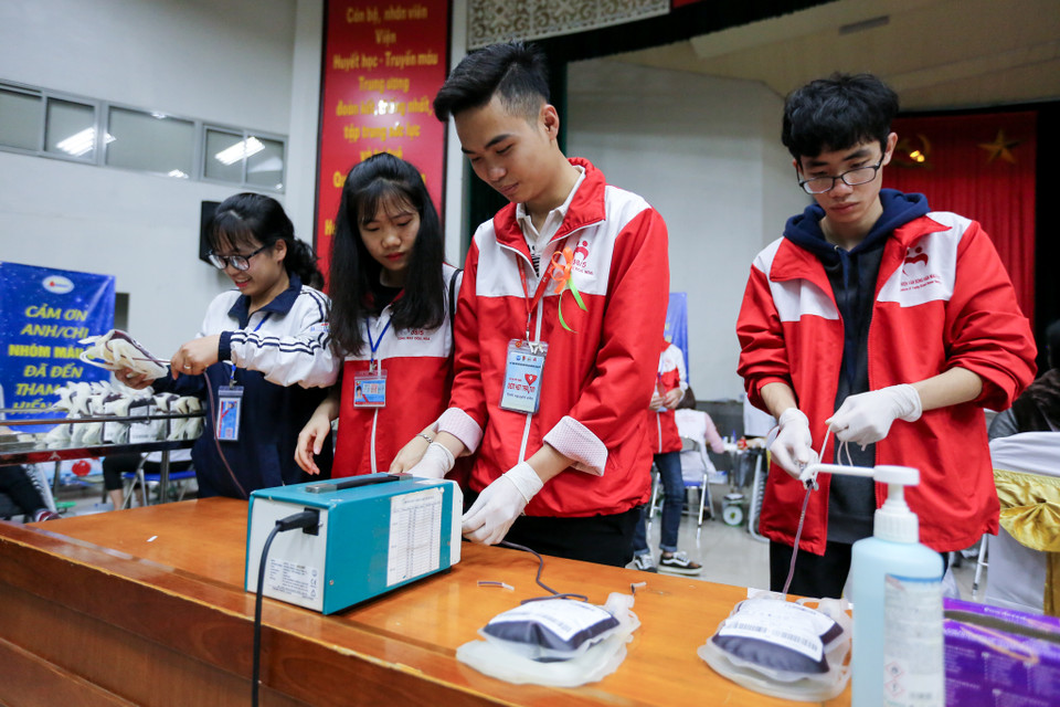 (Ảnh: Minh Sơn/Vietnam+) Theo nhu cầu của Viện Huyết học – Truyền máu TW, từ ngày 01/01 – 16/3/2018 ( hết Tháng Giêng âm lịch), Viện cần khoảng 60.000 đơn vị máu để phục vụ nhu cầu điều trị. Trong đó, cần 30.000 đơn vị nhóm máu O. Tuy nhiên, Viện mới chỉ dự kiến tiếp nhận được 50.000 đơn vị máu (thiếu khoảng 10.000 đơn vị máu so với nhu cầu). Dự tính cả nước trong dịp trước và sau Tết Nguyên đán cần khoảng 320.000 đơn vị máu để phục vụ công tác điều trị và dự trữ tại các bệnh viện. Các cơ quan, đơn vị liên hệ tổ chức hiến máu tại cơ quan mình, xin vui lòng liên hệ Khoa Vận động và Tổ chức hiến máu, Viện Huyết học – Truyền máu Trung ương, số điện thoại (024) 3868 6008 – (024) 3782 1900.