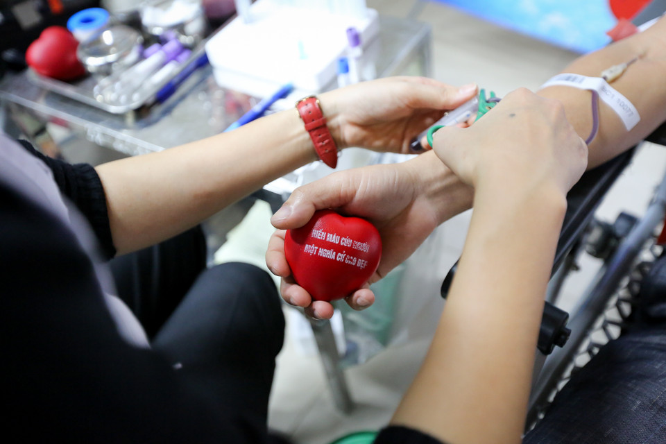 Bạn Nguyễn Hà My (25 tuổi, Hà Nội) hào hứng chia sẻ: 'Ngay khi biết được thông tin bệnh viện khan hiếm máu, mình đã sắp xếp công việc để đến hiến máu ngay trong buổi chiều'. (Ảnh: Minh Sơn/Vietnam+)