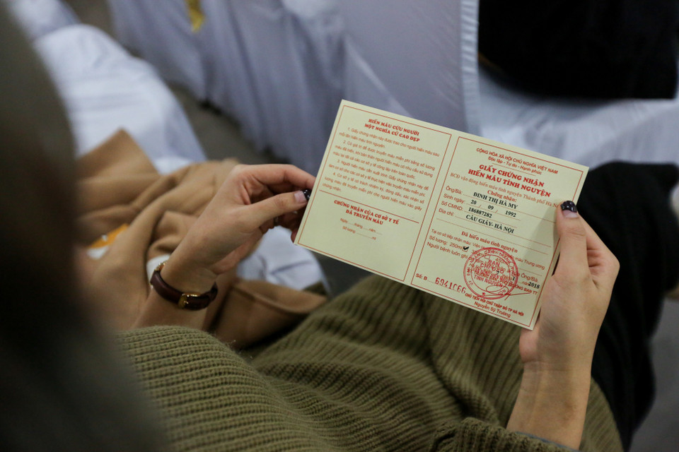 Bên cạnh việc tiếp nhận máu tại Viện và kêu gọi hiến máu trực tiếp tại Viện, Viện Huyết học – Truyền máu Trung ương còn tiếp tục thực hiện một số biện pháp để thúc đẩy gia tăng lượng máu điều trị cho người bệnh như: Tiếp tục kêu gọi các cơ quan, đơn vị tổ chức hiến máu, đặc biệt, kêu gọi những người có nhóm máu O tham gia hiến máu nhắc lại. (Ảnh: Minh Sơn/Vietnam+)