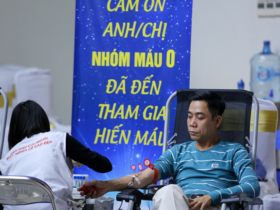 Không ai bảo ai, mỗi người đều nhẫn nại chờ đợi tới lượt. (Ảnh: Minh Sơn/Vietnam+)