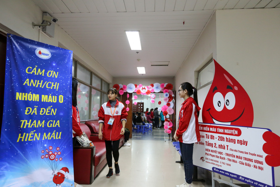 Khi biết được thông tin đang khan hiếm nhóm máu O cấp cứu và điều trị cho người bệnh, trong những ngày vừa qua Viện Huyết học – Truyền máu Trung ương đã đón tiếp khá đông người đến tham gia hiến máu. (Ảnh: Minh Sơn/Vietnam+)