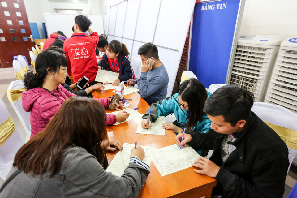 Trong quá trình sử dụng, đặc biệt đối với một số trường hợp cấp cứu hoặc khó tìm nhóm máu phù hợp… các cơ sở điều trị sẽ chỉ định truyền nhóm máu O thay thế. Đây là hai lý do cơ bản dẫn tới tình trạng khan hiếm nhóm máu này. (Ảnh: Minh Sơn/Vietnam+)