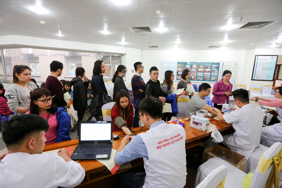 Ghi nhận trong chiều ngày Chủ nhật (7/1), rất đông người dân đã xếp hàng để chờ tới lượt hiến máu. (Ảnh: Minh Sơn/Vietnam+)