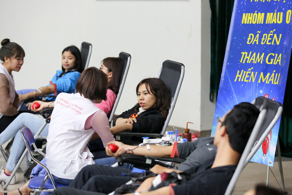 Do khá đông người đến tham gia hiến máu tình nguyện nên không ít người phải chờ đợi khá lâu. (Ảnh: Minh Sơn/Vietnam+)