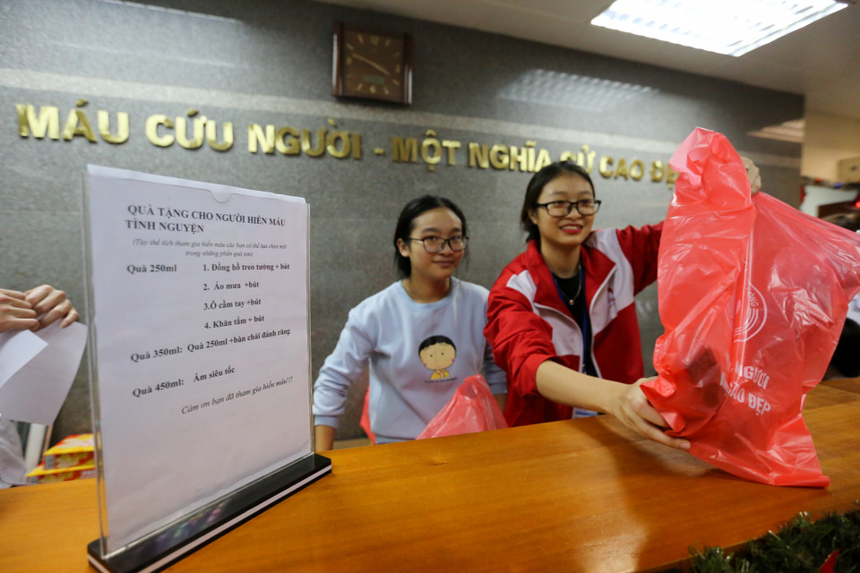Mỗi người tham gia hiến máu đều được tặng một món quà nhỏ như một lời tri ân của bệnh viện Huyết học và hơn hết, trong thâm tâm mỗi người, việc trao đi một giọt máu là một sự sẻ chia. (Ảnh: Minh Sơn/Vietnam+)
