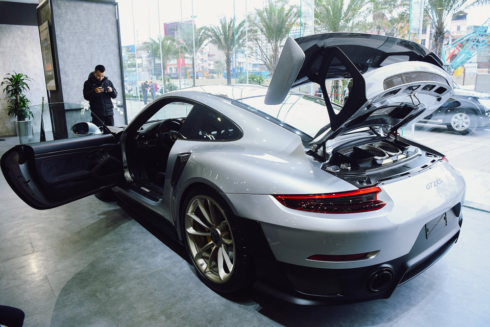 Porsche 911 GT2 RS là một mẫu xe thể thao hiệu suất cao với hai chỗ ngồi và khối động cơ Boxer 6 xilanh, tăng áp kép, dung tích 3,8L, sản sinh công suất tối đa lên đến 700 mã lực và mômen xoắn cực đại đạt 750 Nm. (Ảnh: PV/Vietnam+)