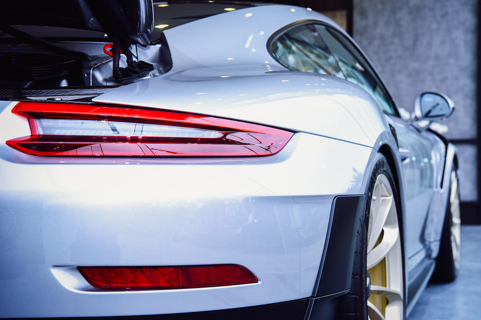 Xe sử dụng nhiều chi tiết được làm từ sợi carbon như chắn bùn, các khe tản nhiệt cho lốp, gương chiếu hậu, nắp capô, phần trần xe làm bằng magie... (Ảnh: PV/Vietnam+)