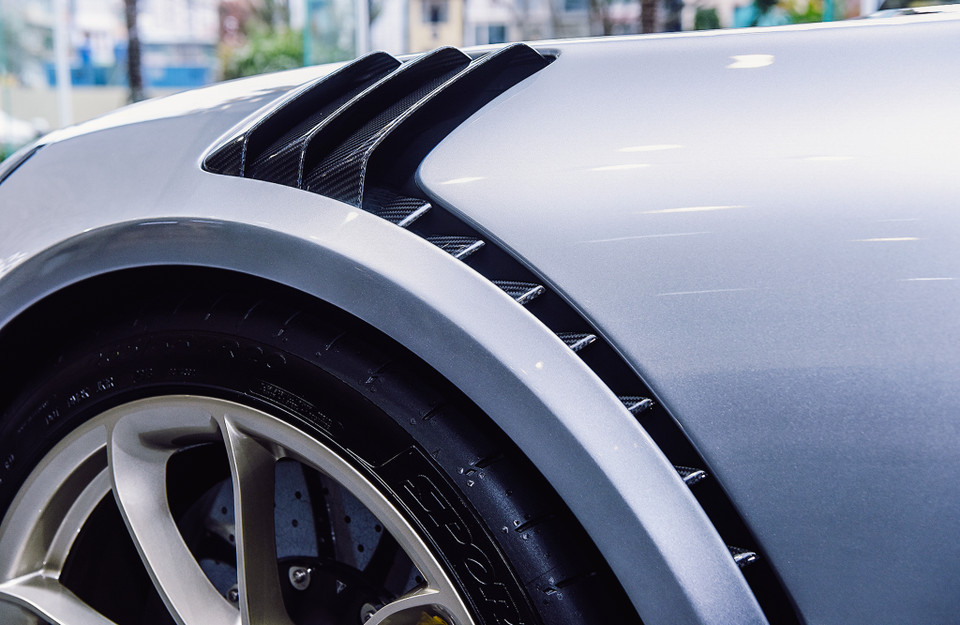 Khối động cơ này kết hợp cùng trọng lượng lý tưởng chỉ 1.470 kg cho phép siêu xe có khả năng tăng tốc 0 lên 100km/giờ trong vòng 2,8 giây. Hộp số được trang bị trên 911 GT2 RS là PDK tự động 7 cấp. (Ảnh: PV/Vietnam+)