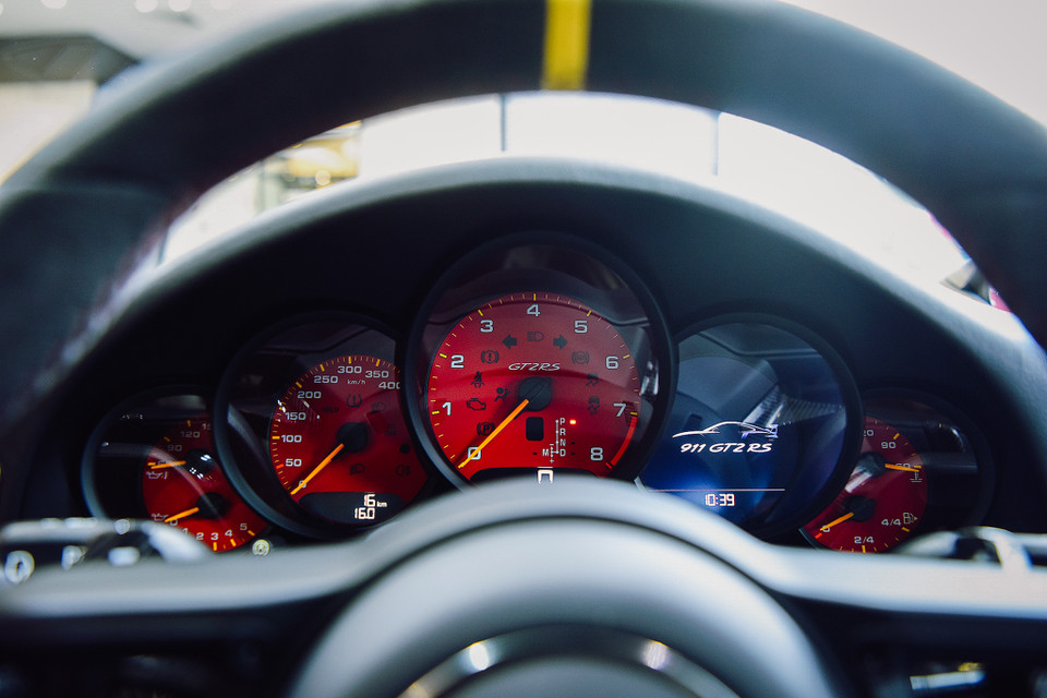 Xe được trang bị công nghệ truyền động gần với xe đua, ngoài ra, GT2 RS có hệ thống quản lý liên lạc của Porsche (PCM) là trung tâm kiểm soát âm thanh, định vị và thông tin. (Ảnh: PV/Vietnam+)
