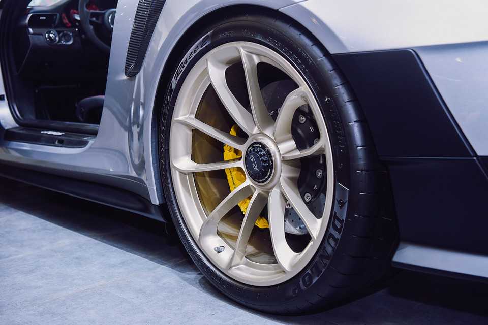 Mâm xe làm từ magiê. Bánh trước 20 inch đi kèm lốp kích thước 265/35 ZR 20. Bánh sau 21 inch, lốp kích thước 325/30 ZR 21. (Ảnh: PV/Vietnam+)