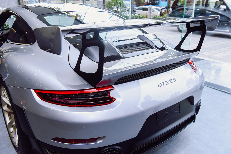 Porsche trang bị cho xe cánh gió sau cỡ lớn, nhiều khe hút gió và thoát gió để tăng tính năng khí động học. (Ảnh: PV/Vietnam+)