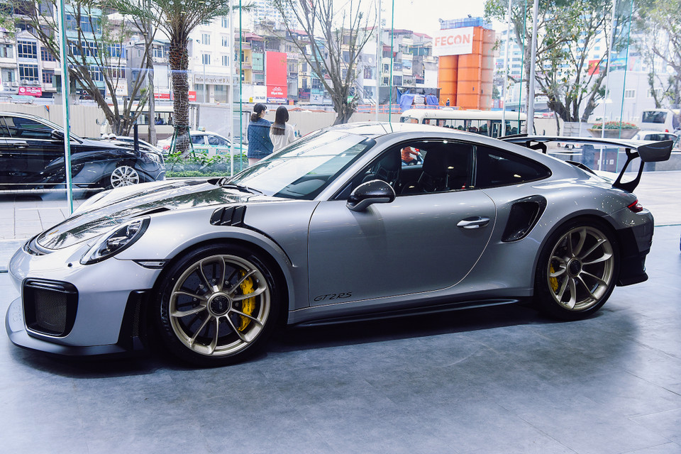 Giá xe Porsche Việt Nam dành cho bản tiêu chuẩn của siêu xe Porsche 911 GT2 RS là 20,19 tỷ đồng. Mức giá này chưa bao gồm các tùy chọn của khách hàng. Khi nhập về đến Việt Nam, ước tính siêu xe thể thao này sẽ có giá bán xấp xỉ 23 tỷ đồng. (Ảnh: PV/Vietnam+)