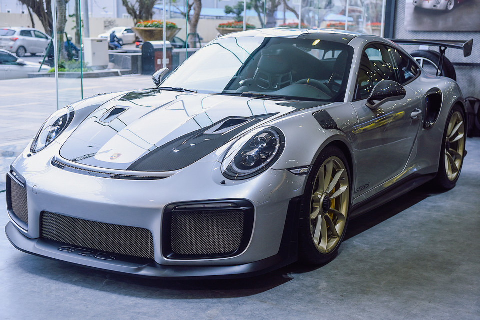 Porsche 911 GT2 RS là mẫu siêu xe thương mại từng hoàn thành đường đua Nurburgring nhanh nhất với thời gian là 6 phút 47,25 giây trước khi bị đối thủ là chiếc Lamborghini Aventador SVJ thay thế. (Ảnh: PV/Vietnam+)