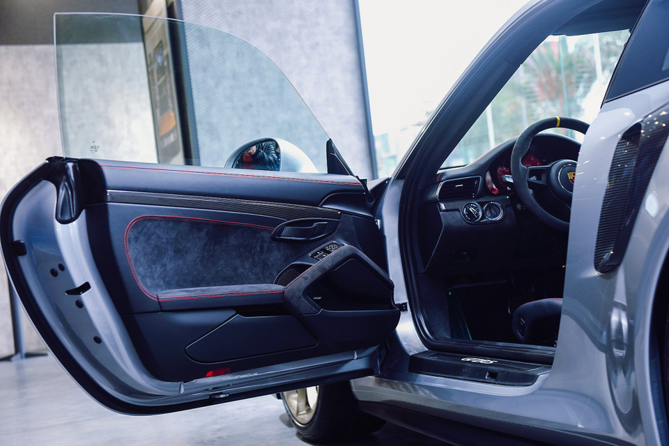 Bên trong, ghế thể thao làm bằng sợi carbon, sử dụng da Alcantara màu đỏ, đen, các chi tiết nội thất đều được làm bằng sợi carbon trang bị tiêu chuẩn. (Ảnh: PV/Vietnam+)