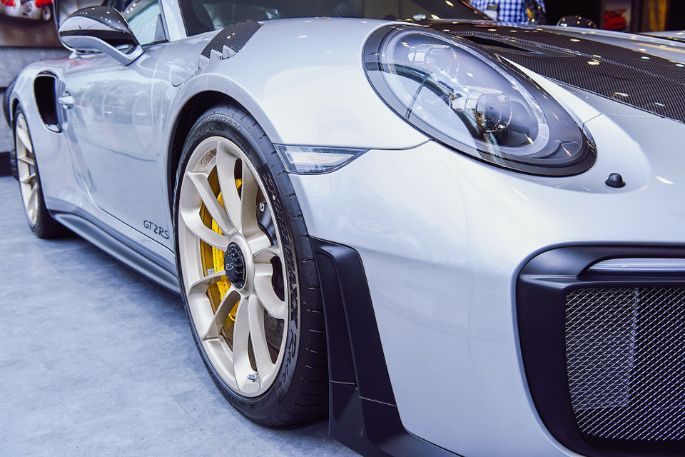 Porsche 911 GT2 RS không được trang bị hệ dẫn động 4 bánh toàn thời gian mà dùng hệ dẫn động cầu sau, giúp xe đạt tốc độ tối đa là 340 km/giờ. Phiên bản 911 GT2 RS mới vượt trội hơn so với mẫu xe tiền nhiệm có động cơ 3,6L, sản sinh công suất tăng 80 mã lực và đạt được mômen xoắn 750 Nm (tăng 50 Nm). (Ảnh: PV/Vietnam+)
