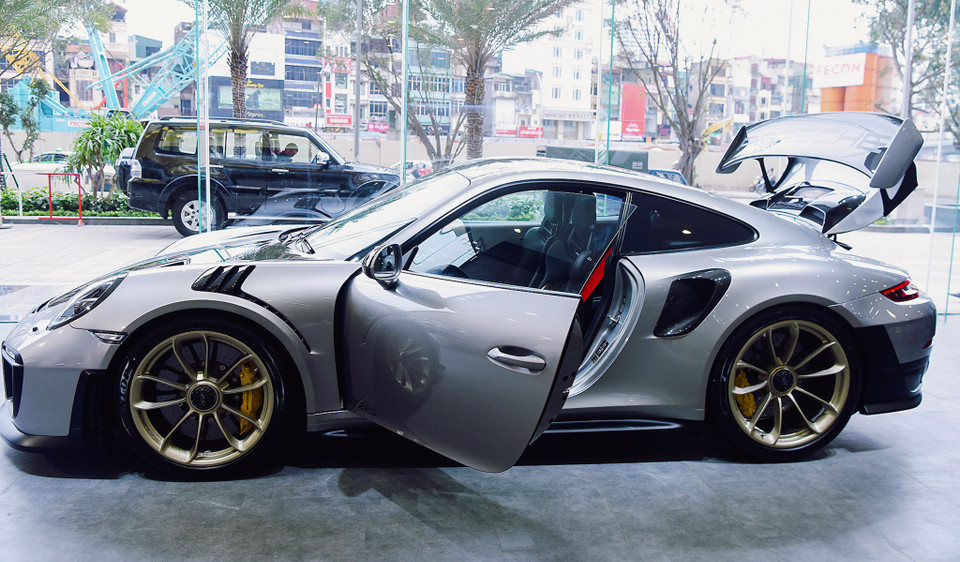 Porsche 911 GT2 RS - mẫu siêu xe mạnh nhất của Porsche đã chính thức có mặt tại Hà Nội. Đây chính là 1 trong 2 chiếc Porsche 911 GT2 RS cập bến Việt Nam và vừa được khui công cách đây chưa lâu. (Ảnh: PV/Vietnam+)