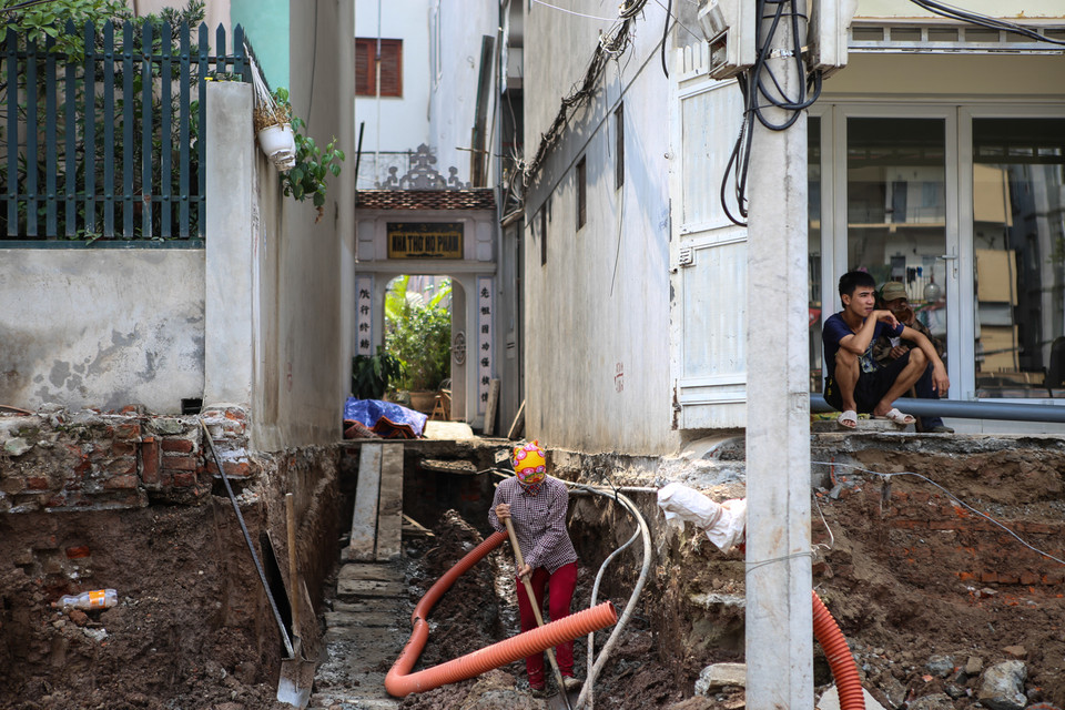 Đường Nguyễn Văn Huyên kéo dài được mệnh danh là “con đường đắt nhất Thủ đô” với tổng mức đầu tư gần 2.000 tỷ đồng/km. (Ảnh: Minh Sơn/Vietnam+)