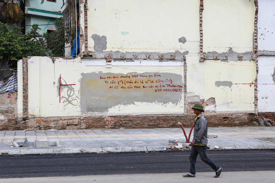 Thửa đất 1,7 m2 của ông Nguyễn Phương Châm là chút ít còn lại của diện tích 60,2 m2 trước khi mở đường thế nhưng ông vẫn kiến quyết rao bán với giá hàng trăm triệu đồng. (Ảnh: Minh Sơn/Vietnam+)