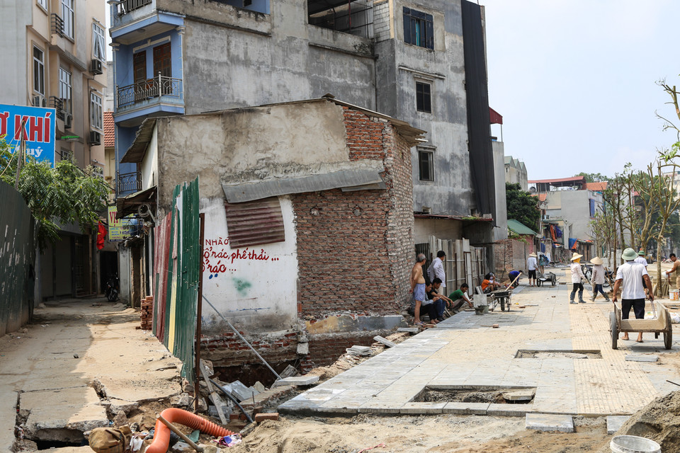 Ngoài những căn nhà siêu mỏng, nhà siêu méo cũng được dịp mọc lên. Căn nhà hình ngũ giác này được chủ nhân quây kín lại để chuẩn bị xây mới. (Ảnh: Minh Sơn/Vietnam+)