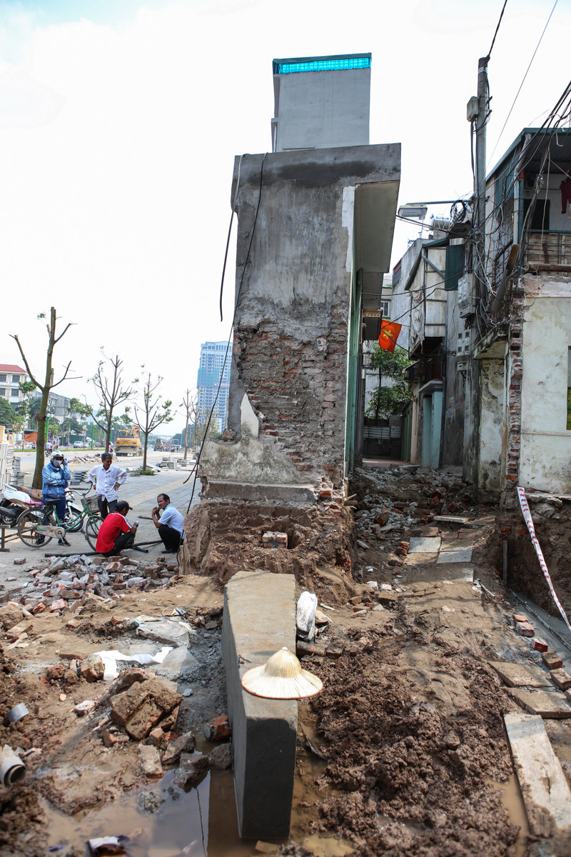 Cá biệt có dẻo đất chỉ rộng 1m2 nhưng chủ nhân của nó vẫn không chịu giải phóng mà "cố thủ" bằng cách xây bê tông giữ đất. (Ảnh: Minh Sơn/Vietnam+)
