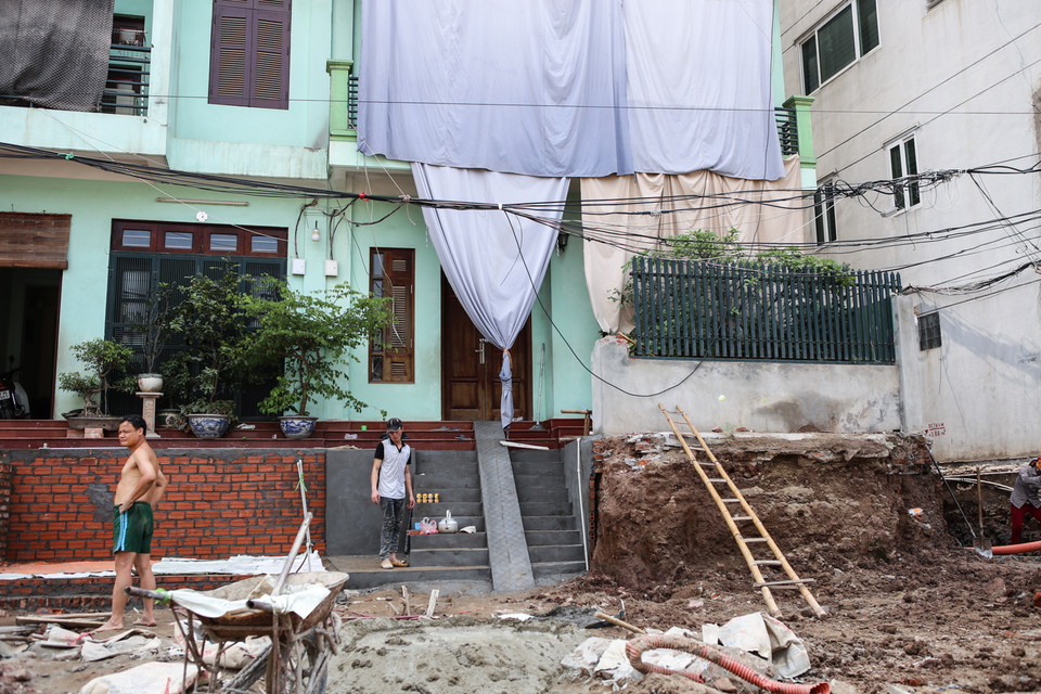 Các hộ dân quanh đầy đều phải xây bậc cao để tiện đi lại. (Ảnh: Minh Sơn/Vietnam+)