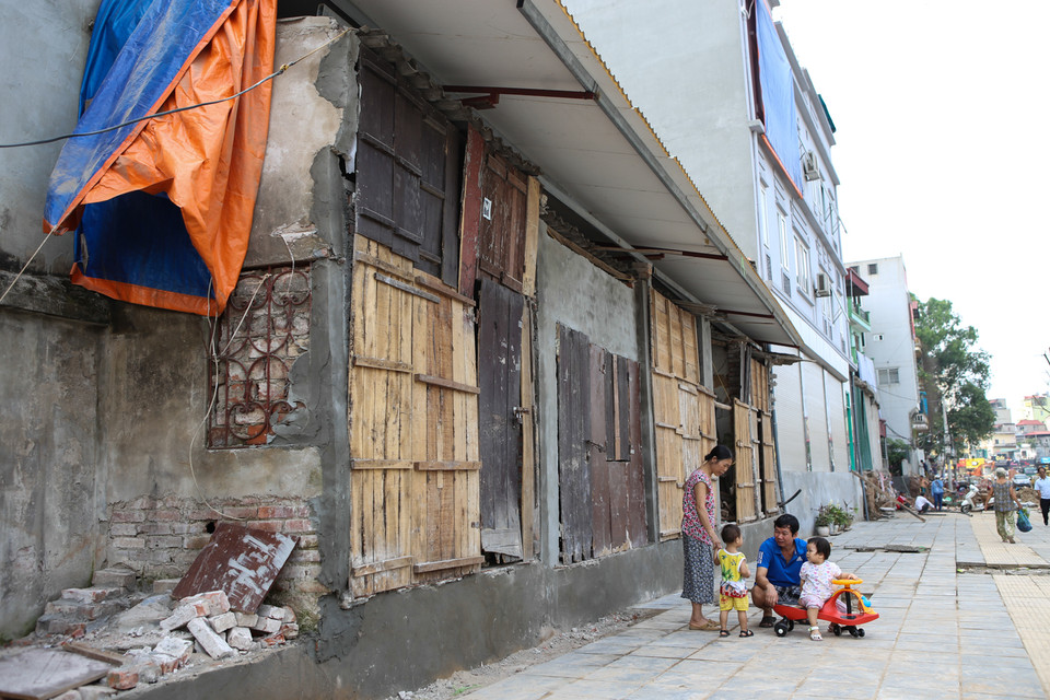 Có những căn nhà chỉ rộng từ 0,5 – 1 mét cũng được xây lên và rao bán. Một người dân chia sẻ: "Phần nhà còn lại chỉ khoảng 2 -3 mét vuông nhưng người ta hét giá cả trăm triệu, tôi muốn mua để cơi nới căn hộ của mình cũng không thể được." (Ảnh: Minh Sơn/Vietnam+)