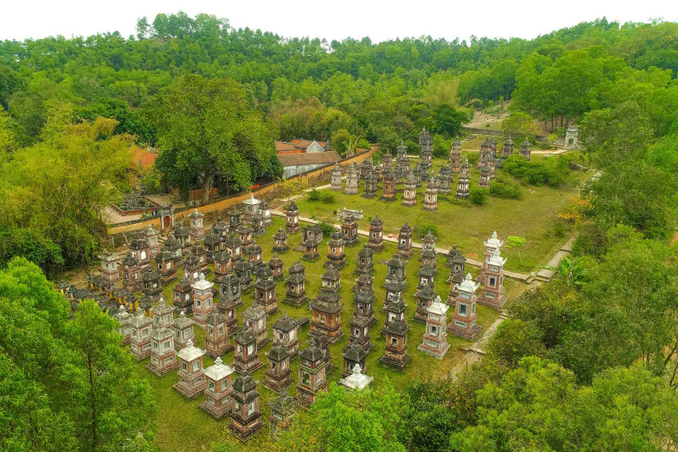 Bổ Đà hay chùa Quán Âm núi Bổ Đà nằm ở phía Bắc chân núi Phượng Hoàng thuộc thôn Thượng Lát, xã Tiên Sơn (Việt Yên, Bắc Giang), là một trong những trung tâm Phật giáo của phái Trúc Lâm Tam tổ. (Ảnh: Tùng Lâm-Ngọc Sơn/Vietnam+)