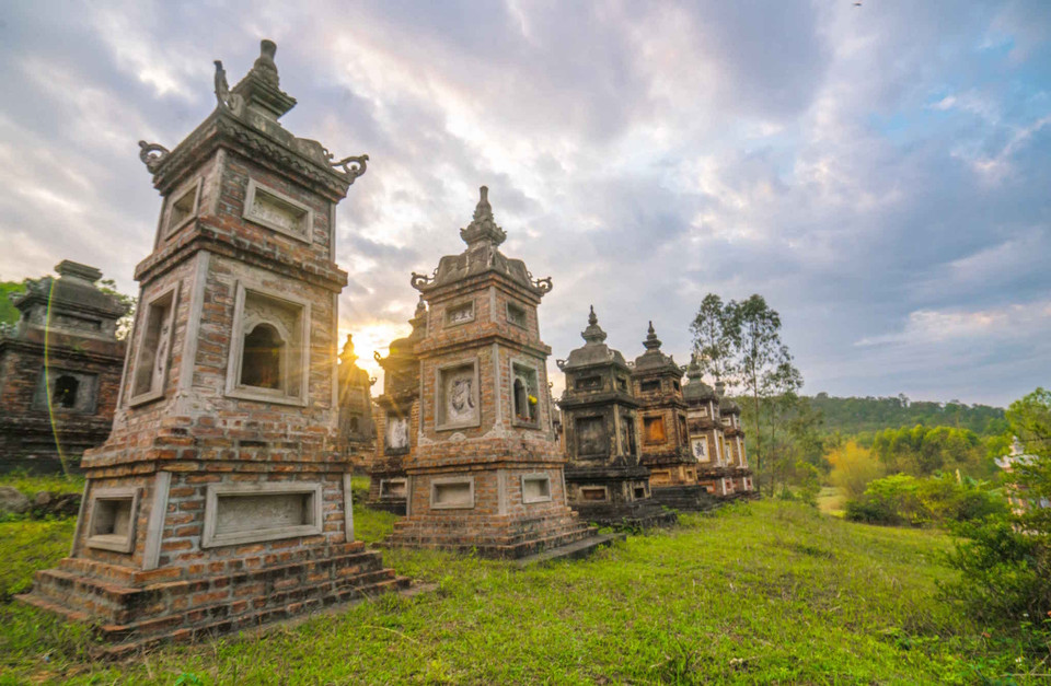 Đặc biệt, chùa có khu vực vườn tháp được ghi nhận là một trong những vườn tháp lớn nhất cả nước với gần 100 ngôi tháp cổ được xây dựng và lưu giữ trong suốt 300 năm qua. (Ảnh: Tùng Lâm-Ngọc Sơn/Vietnam+)