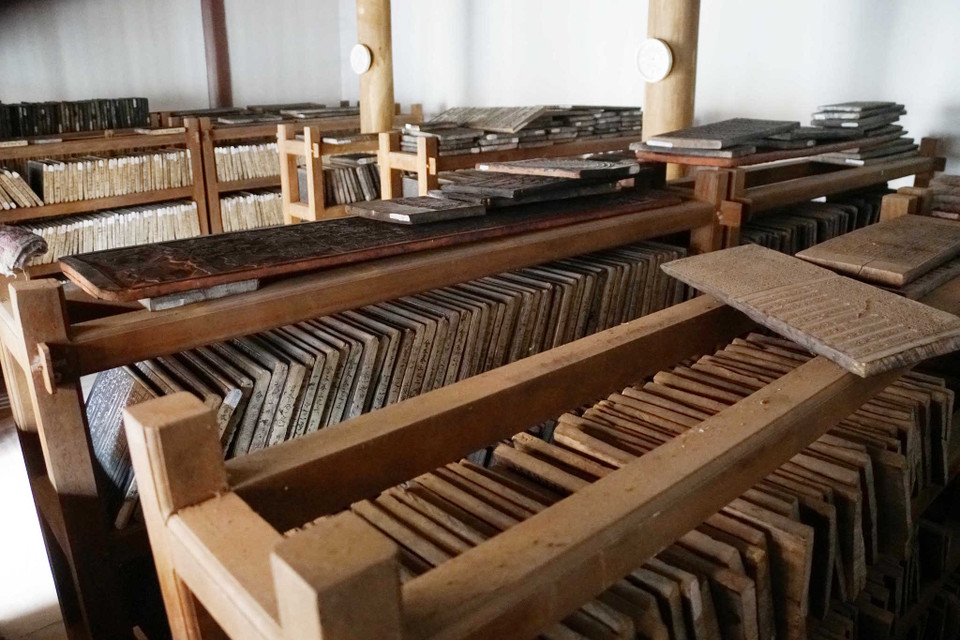 Trong chùa hiện còn lưu giữ rất nhiều tư liệu quý hiếm về thời kỳ Phật giáo phát triển rực rỡ tại Việt Nam qua gần 2.000 bộ mộc bản. (Ảnh: Tùng Lâm-Ngọc Sơn/Vietnam+)