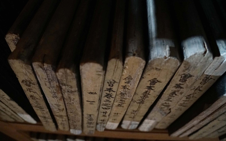 Bộ mộc bản được lưu giữ trong một gian nhà gỗ tại Tứ Ân Tự được công nhận là bảo vật quốc gia và là bộ mộc bản kinh phật lâu đời nhất trên thế giới. (Ảnh: Tùng Lâm-Ngọc SơnVietnam+)