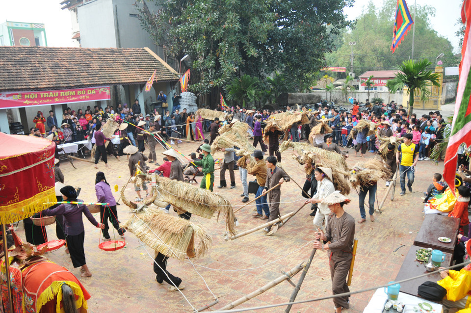Đây thực chất là vật tượng trưng được tết bằng rơm, rạ từ những ruộng lúa nếp thơm được người dân chọn lựa từ vụ trước. (Ảnh: PV/Vietnam+)