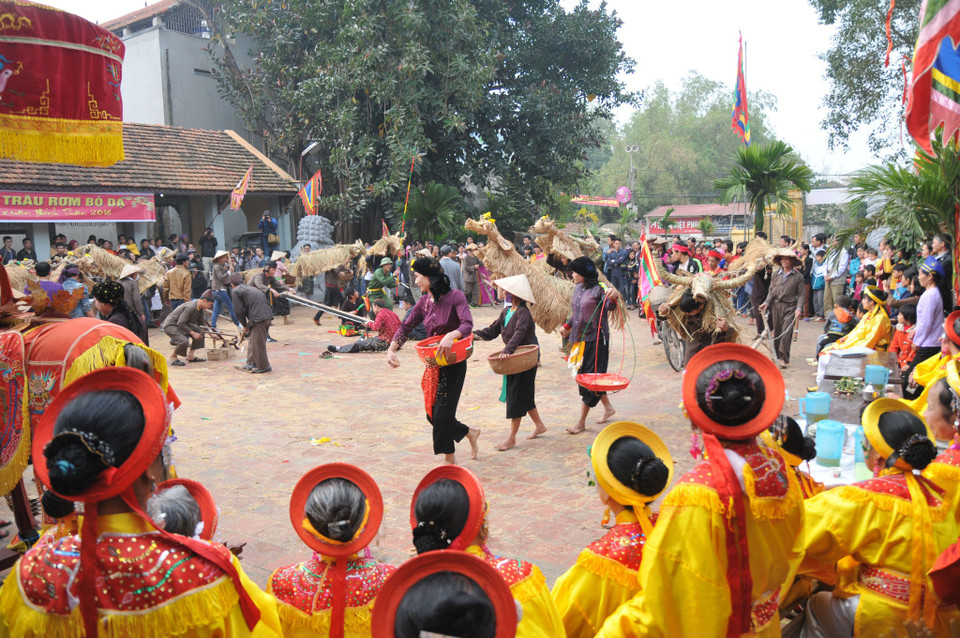 Những chàng trai giả gái tung trấu, gieo mạ, người ngư dân đi câu cá…không khí lao động khẩn trương, hăng say. (Ảnh: PV/Vietnam+)