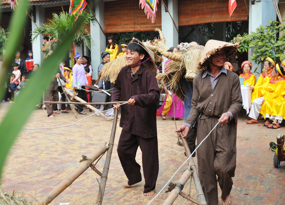 Lễ hội ‘trâu rơm bò rạ’ như tiếng trống bắt đầu một năm lao động mới, những tốt lành, ấm no, sum vầy cho dân làng, gửi gắm tấm lòng, ước nguyện muôn đời của người dân. (Ảnh: PV/Vietnam+)