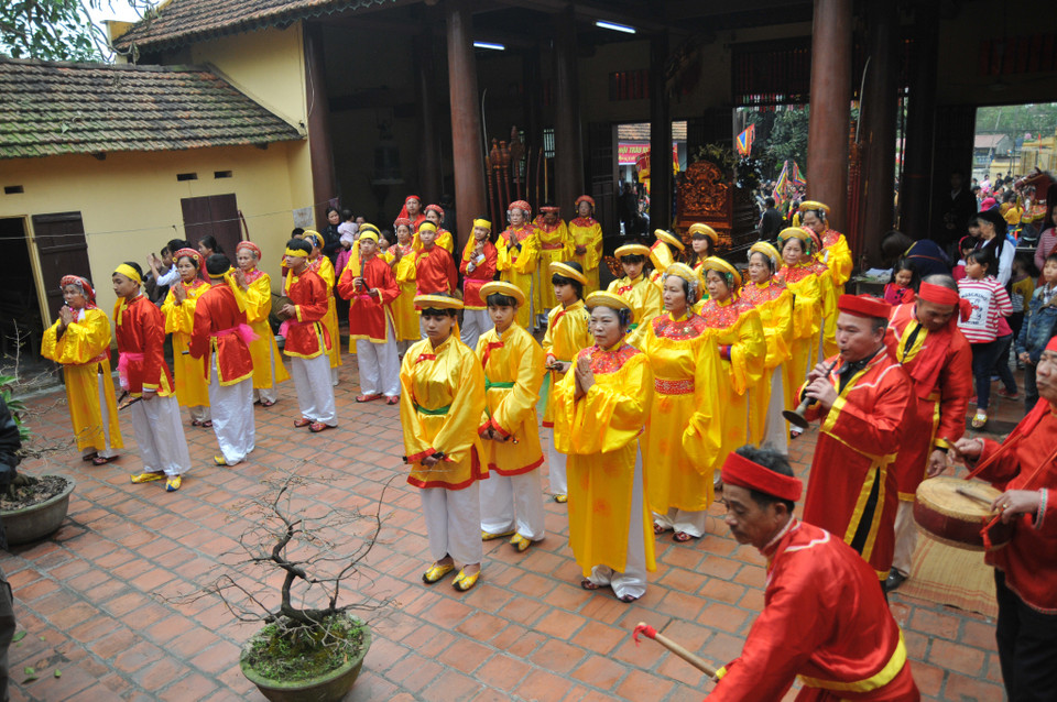 Để tưởng nhớ công ơn khai sáng của Đức Thánh, người dân xây đền thờ phụng, và cứ mùng 4. mùng 5 tháng Giêng hàng năm tổ chức lễ hội ‘trâu rơm bò rạ’. (Ảnh: PV/Vietnam+)