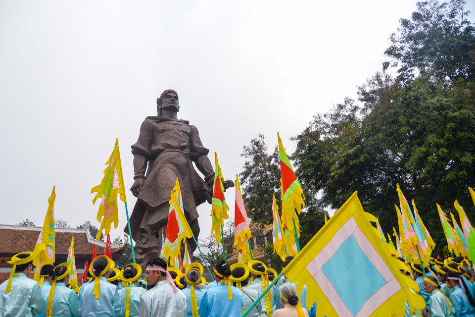 Các đoàn tế từ nhiều quận, huyện và các tỉnh làm lễ dâng hương dưới chân tượng đài vua Quang Trung từ 7h sáng. (Ảnh: Minh Sơn/Vietnam+)