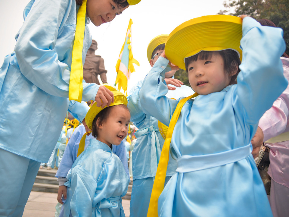 Nhiều em nhỏ được tham gia đoàn tế lễ trong dịp trọng đại này. (Ảnh: Minh Sơn/Vietnam+)