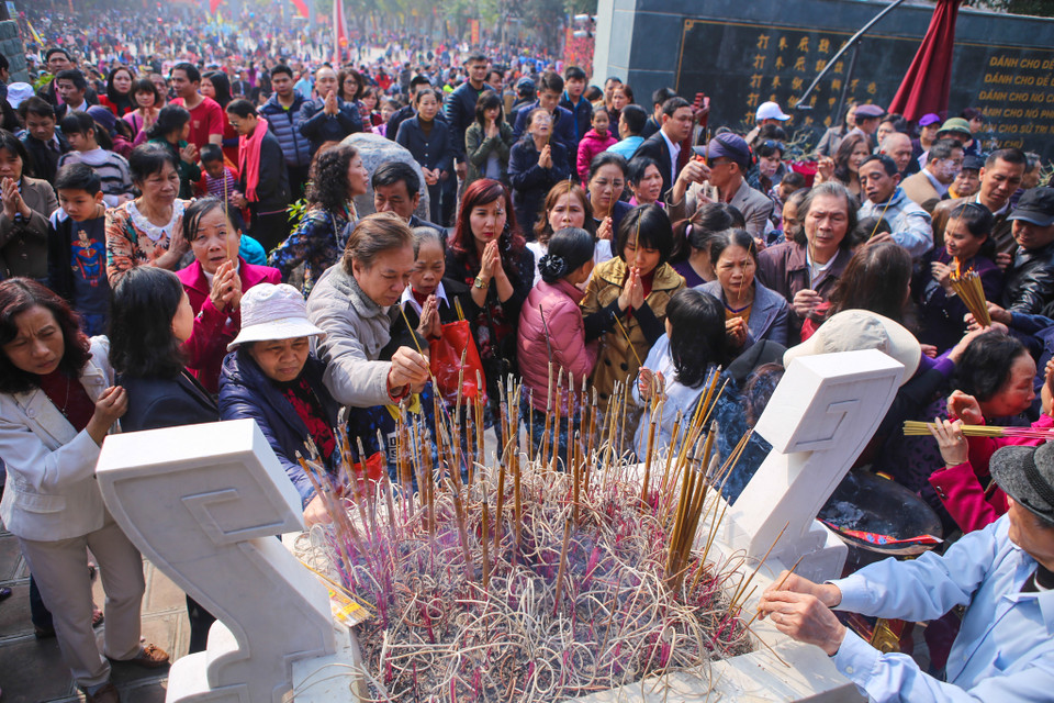 Sau khi kết thúc lễ khai hội, hàng nghìn người dân tiến vào khu vực tượng đài vua Quang Trung dâng hương. (Ảnh: Minh Sơn/Vietnam+)