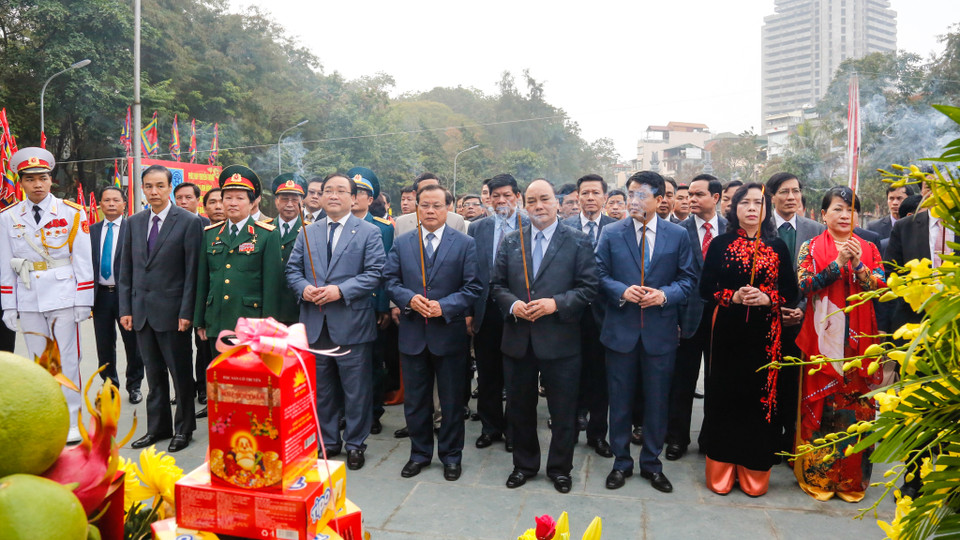 Phó thủ tướng Nguyễn Xuân Phúc, Chủ tịch UBND TP Hà Nội Nguyễn Đức Chung ,Bí thư Thành ủy Hà Nội Hoàng Trung Hải, nguyên Bí thư Thành ủy Hà Nội Phạm Quang Nghị,... đã tới dâng hương và tham dự lễ hội. (Ảnh: Minh Sơn/Vietnam+)