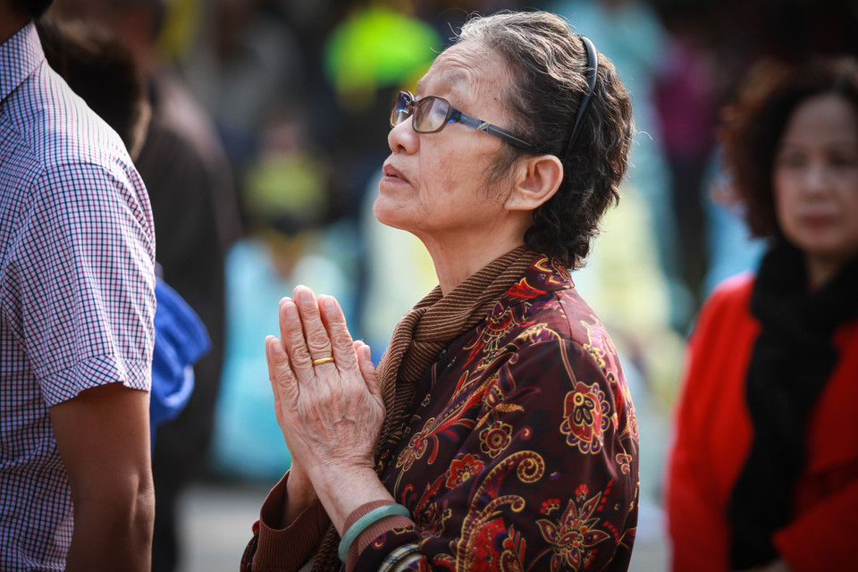 Nhiều người dân đã tới dâng hương, cầu mong một năm mới hạnh phúc, bình an. (Ảnh: Minh Sơn/Vietnam+)