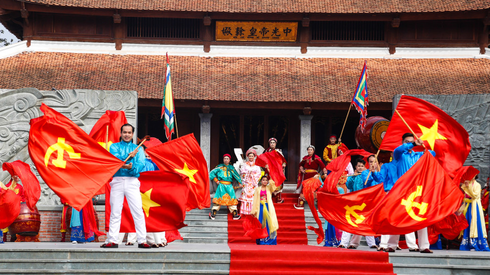 Các tiết mục văn nghệ mừng chiến thắng và mừng xuân, mừng đất nước đổi mới làm cho không khí lễ hội thêm phần sôi động. (Ảnh: Minh Sơn/Vietnam+)