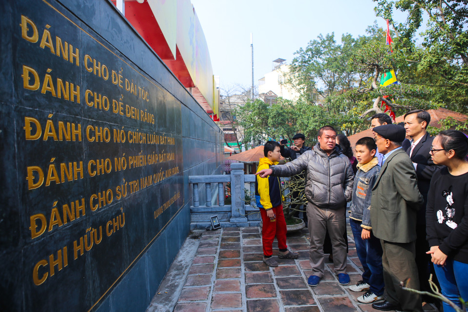 Những người già dẫn con cháu mình tới đây vừa để ôn lại lịch sử hào hùng vừa nhắc nhở con cháu giữ gìn truyền thống dân tộc. (Ảnh: Minh Sơn/Vietnam+)