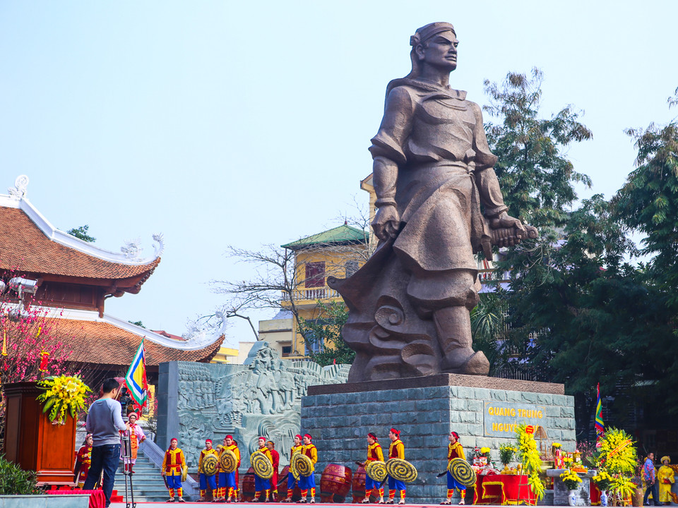 Trong rực rỡ sắc đỏ, vàng của cờ hoa, hàng trăm diễn viên đã tham gia diễn xướng tái hiện lại một thời kỳ hào hùng chống giặc ngoại xâm của dân tộc ta. (Ảnh: Minh Sơn/Vietnam+)
