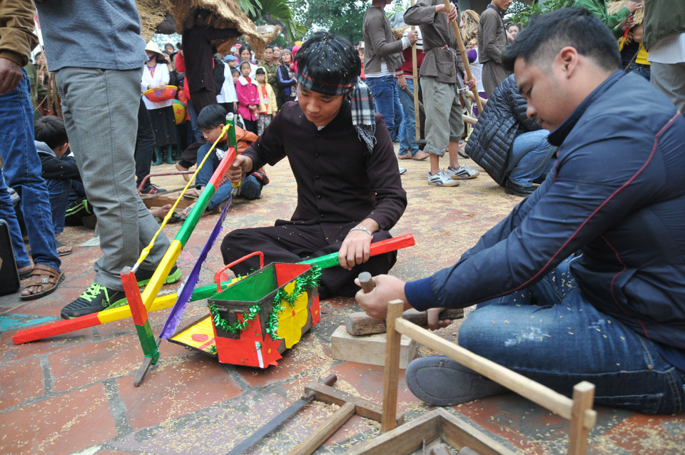 Ngoài ra các nghề nghiệp cơ bản của người dân được tái hiện bao gồm: nông dân, thầy đồ, học trò, thợ mộc. Họ tượng trưng cho 4 tầng lớp: sĩ, nông, công, thương. (Ảnh: PV/Vietnam+)