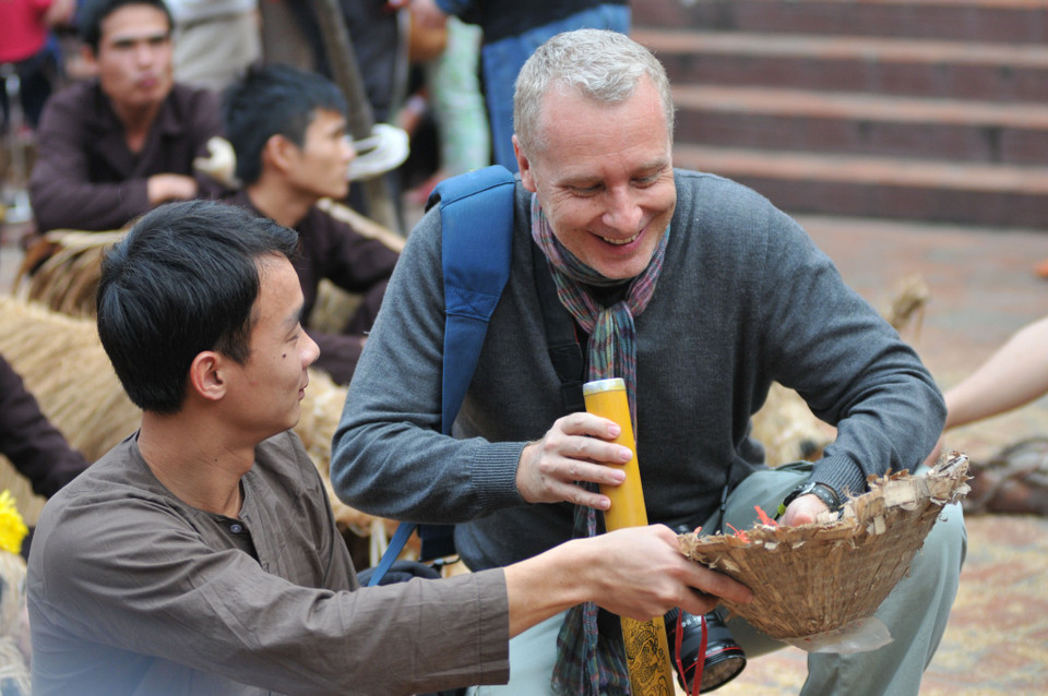 Lễ hội cũng được bạn bè nước ngoài biết đến và thích thú khi tận mắt chứng kiến những con trâu, con bò tết bằng rơm. (Ảnh: PV/Vietnam+)